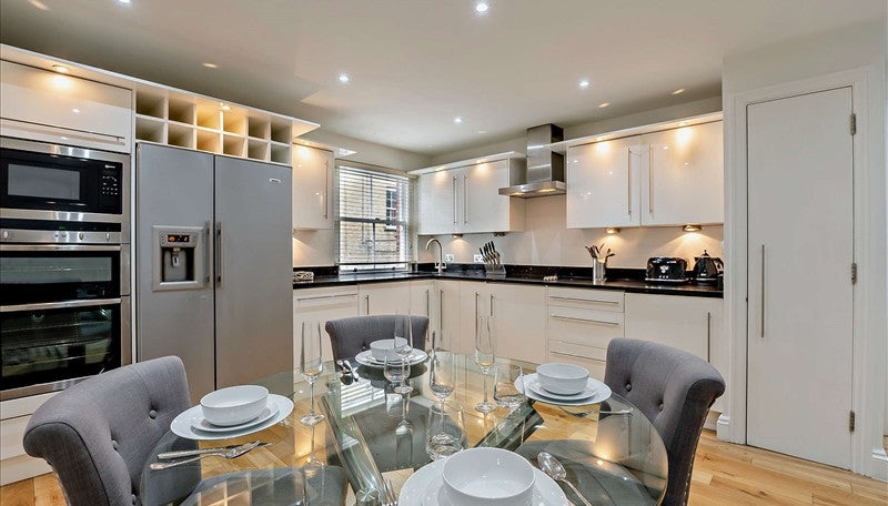 Flat Grosvenor Hill in City of Westminster