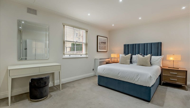 Flat Grosvenor Hill in City of Westminster