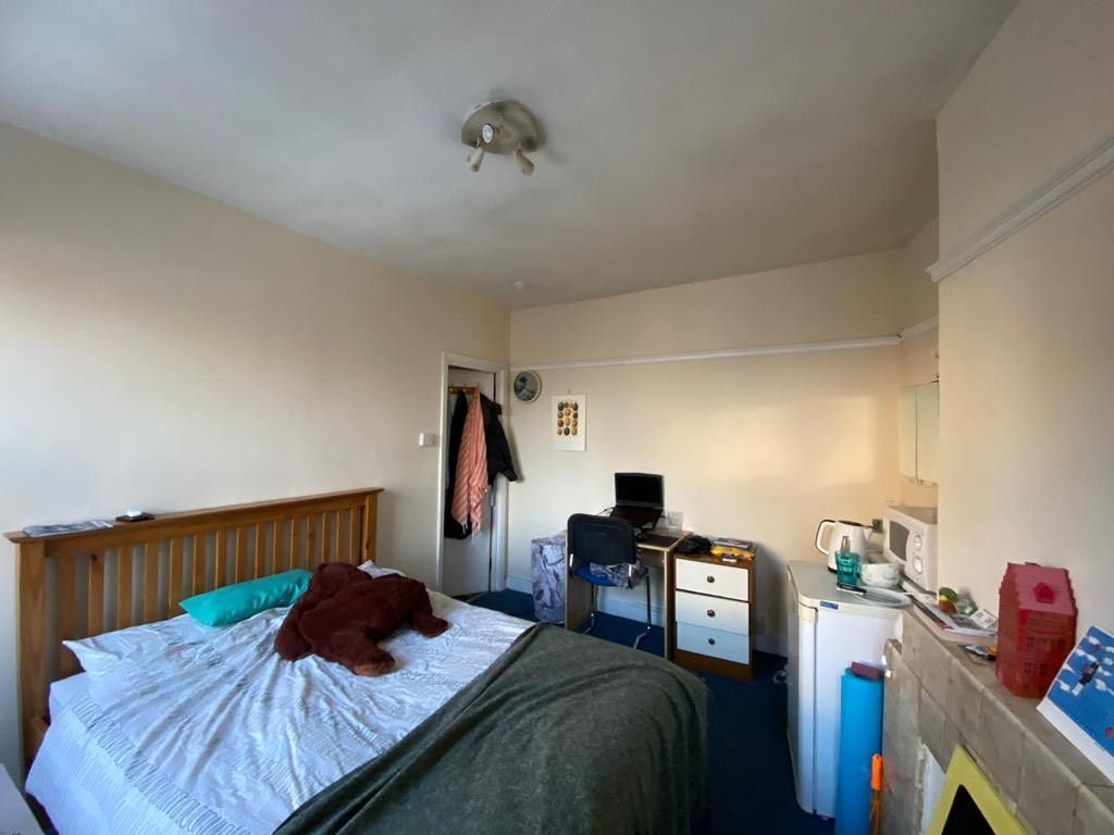 Room Lodge Road in Greater London