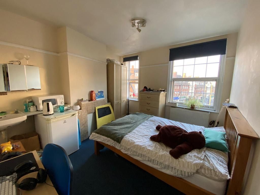 Room Lodge Road in Greater London