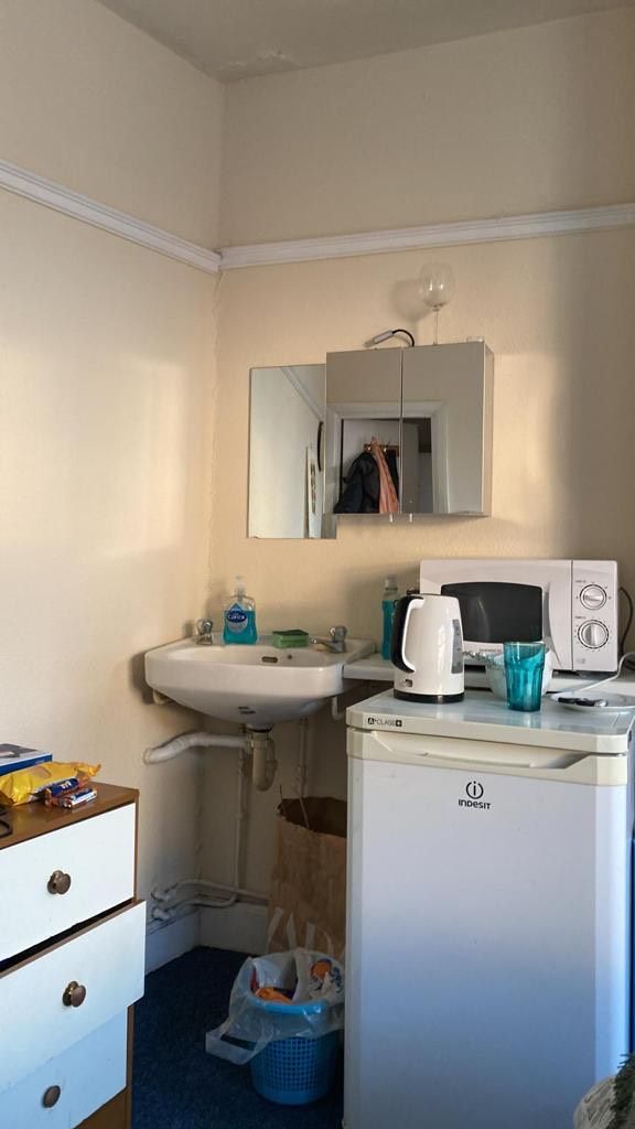 Room Lodge Road in Greater London