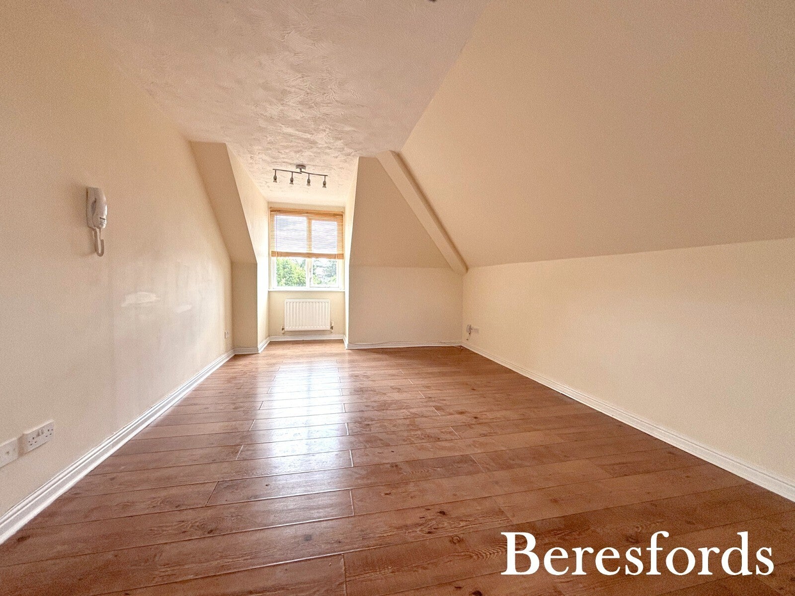 Flat Abraham Court in Greater London