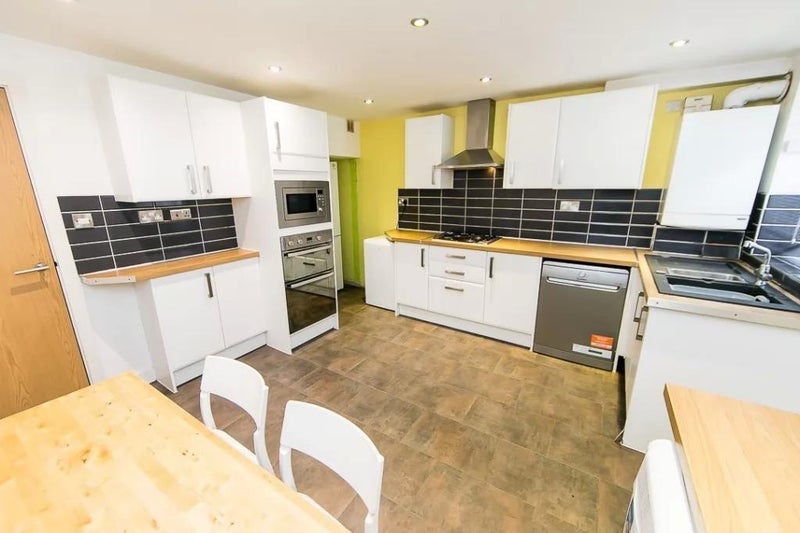 House Back Burchett Grove in Leeds