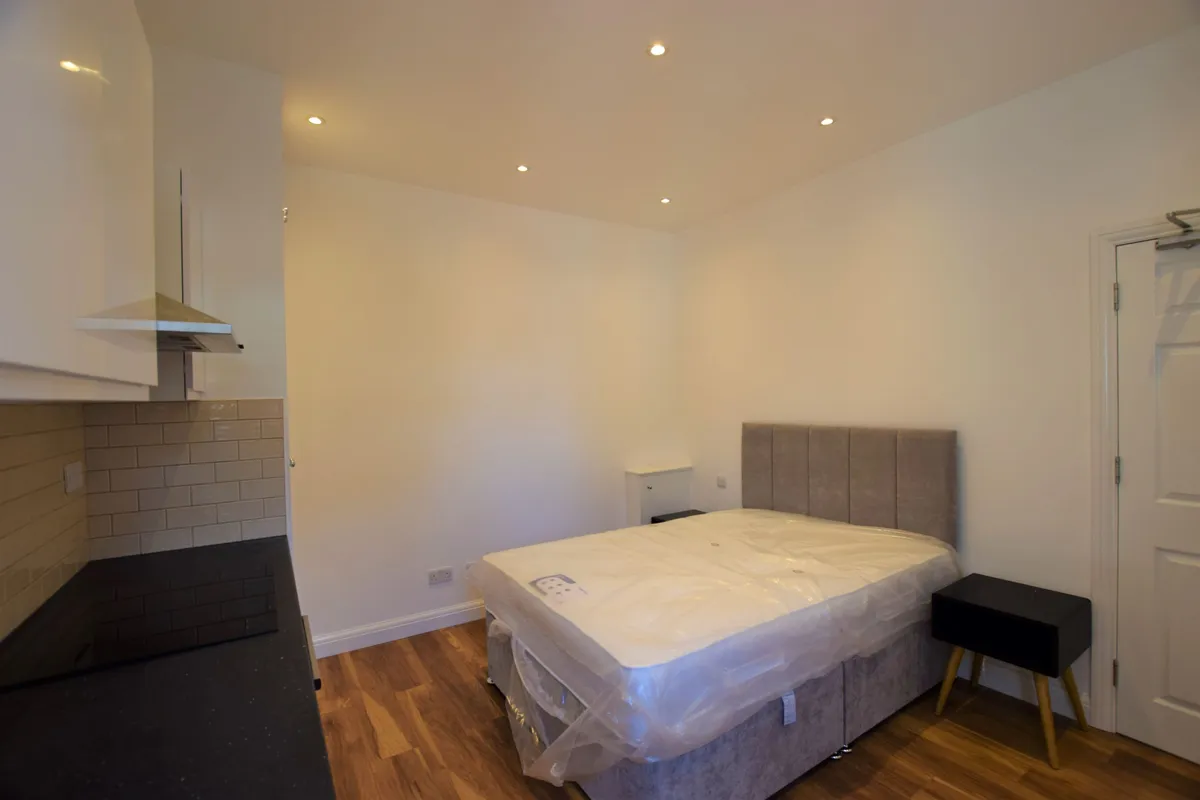 Flat Larch Road in Greater London