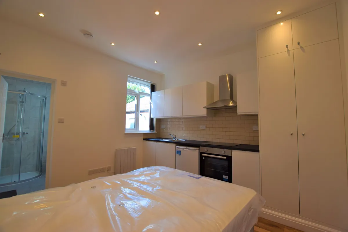 Flat Larch Road in Greater London