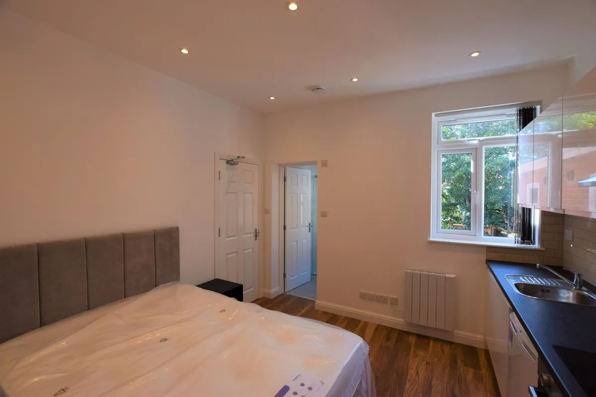 Flat Larch Road in Greater London