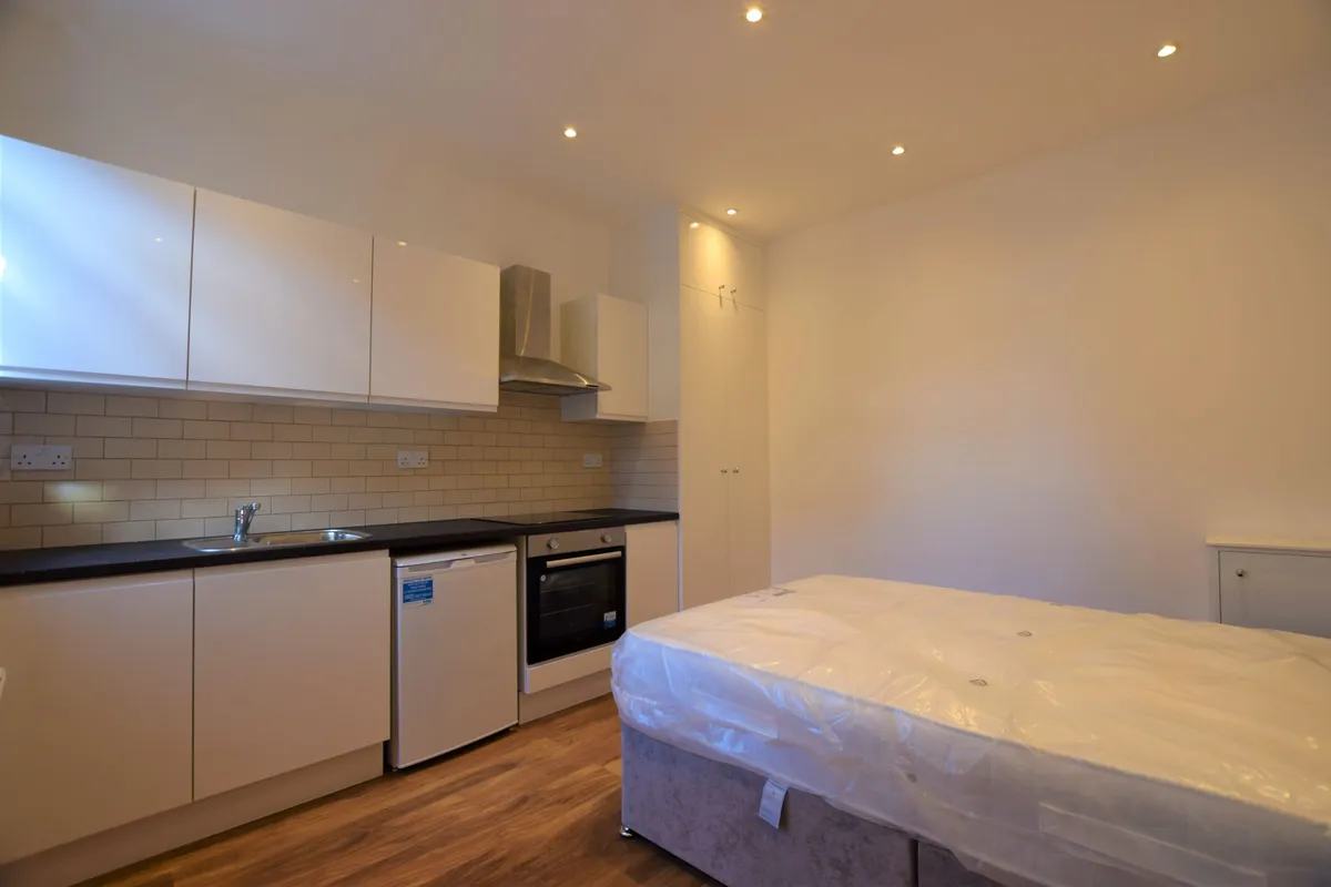 Flat Larch Road in Greater London