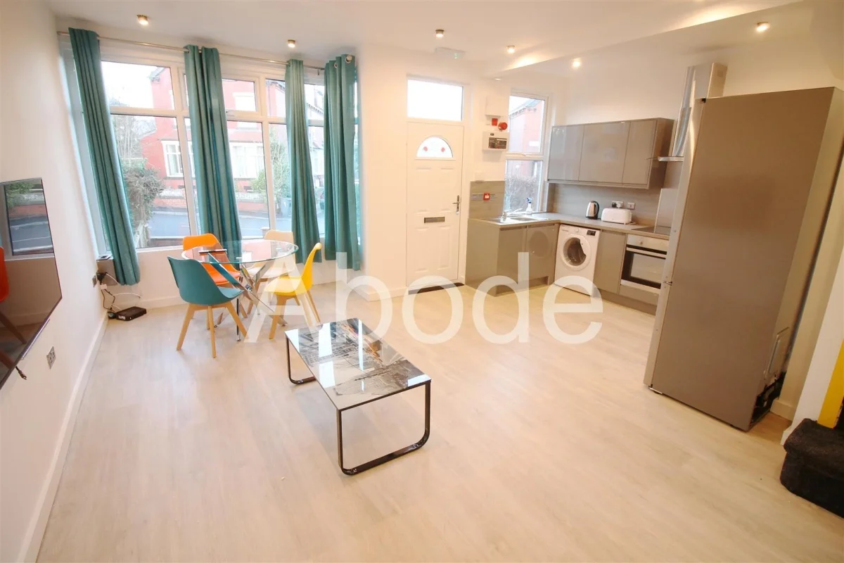 Flat Beechwood Crescent in Leeds