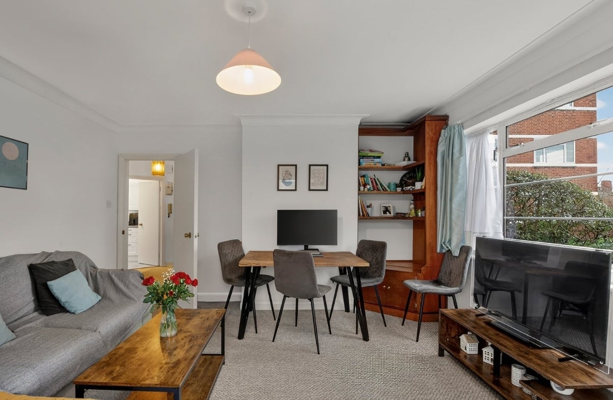 Flat Upper Richmond Road West in Greater London