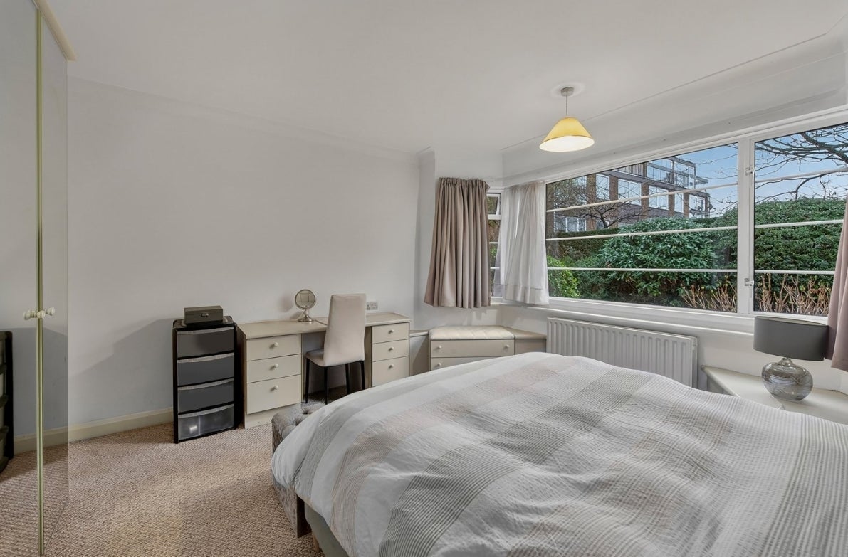 Flat Upper Richmond Road West in Greater London