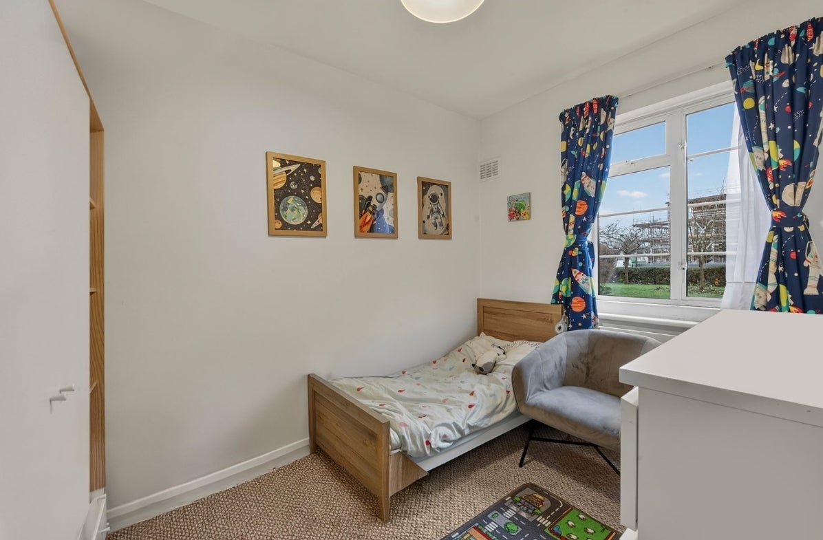 Flat Upper Richmond Road West in Greater London