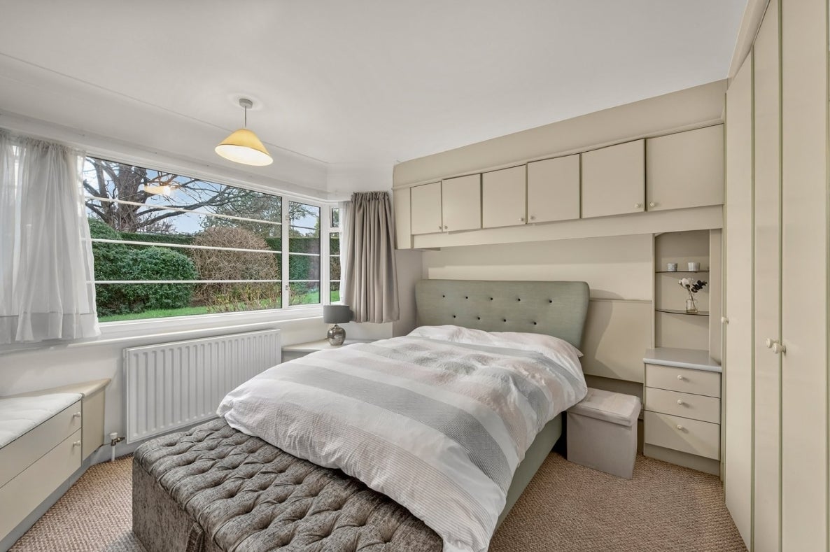 Flat Upper Richmond Road West in Greater London