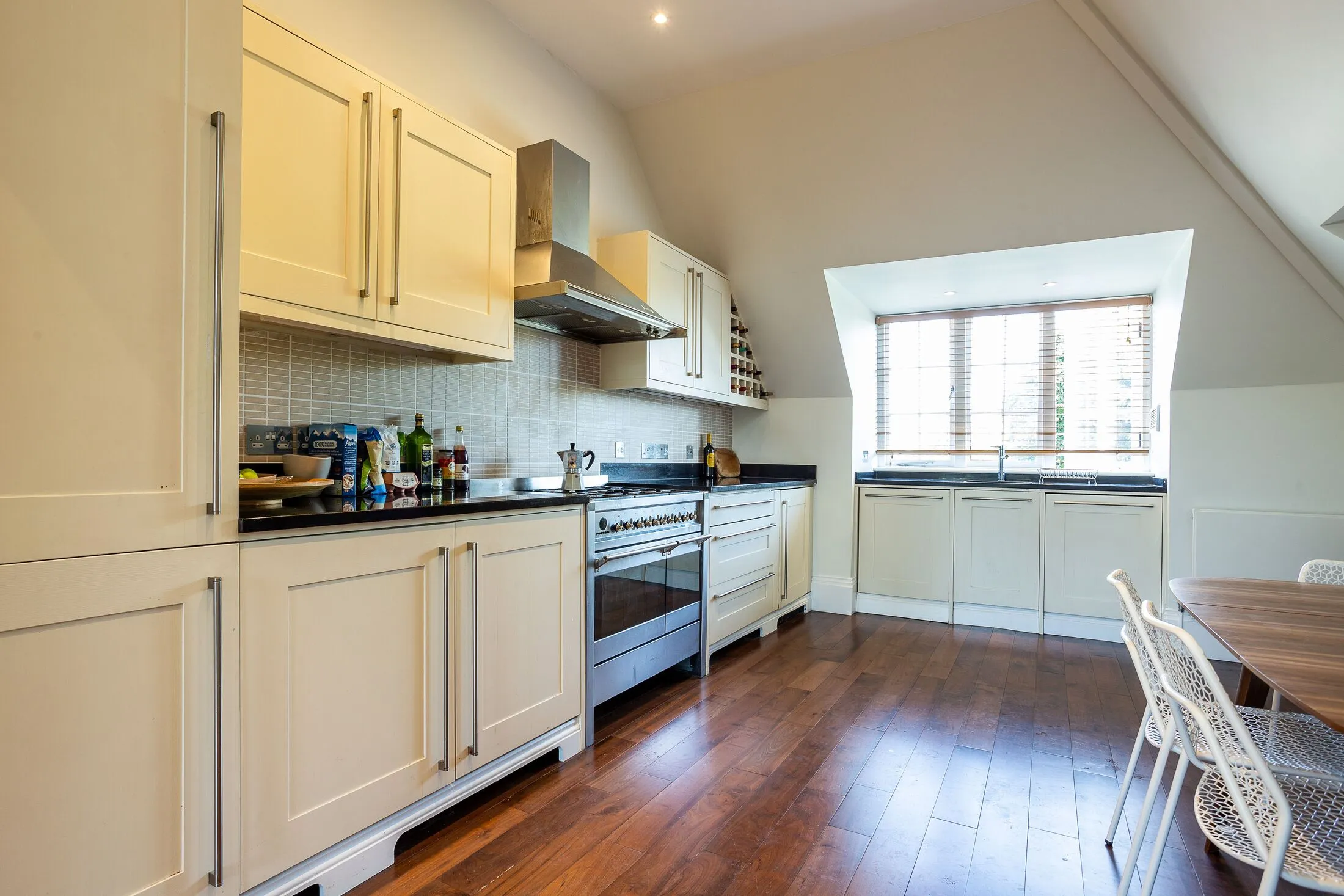 Flat Keswick Road in Greater London