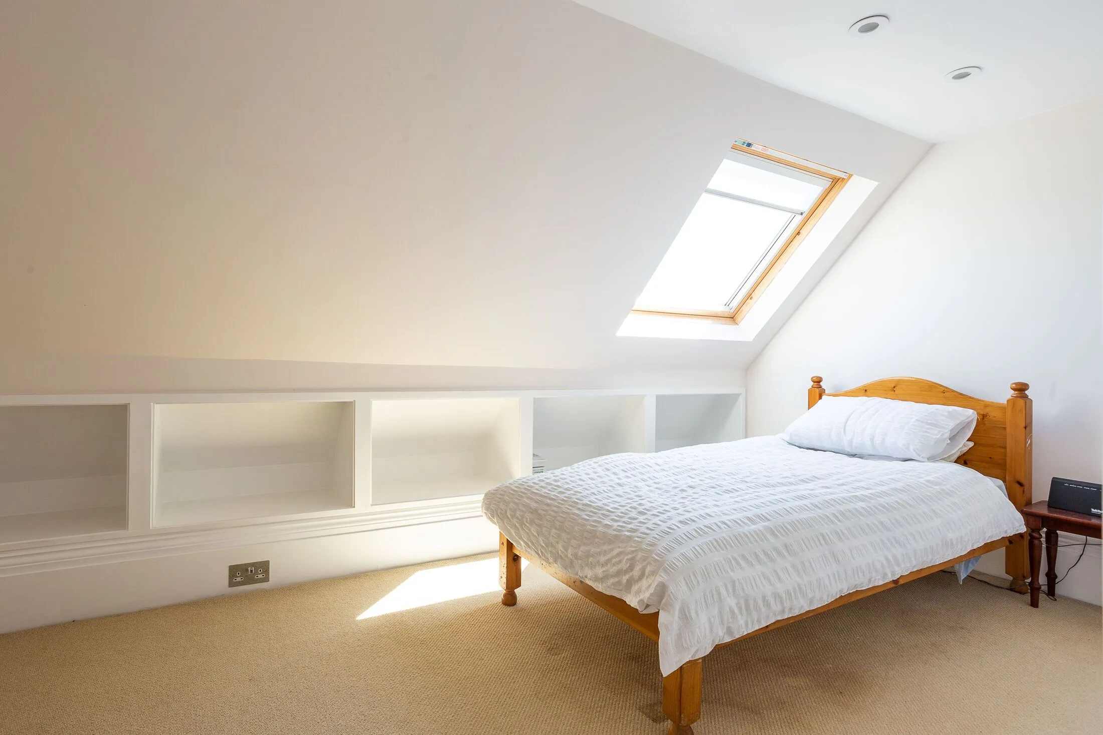 Flat Keswick Road in Greater London