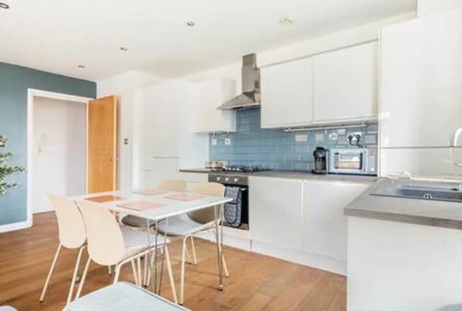 Flat Chandos Road in Greater London