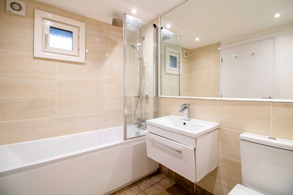 Flat Woodside Crescent in Glasgow