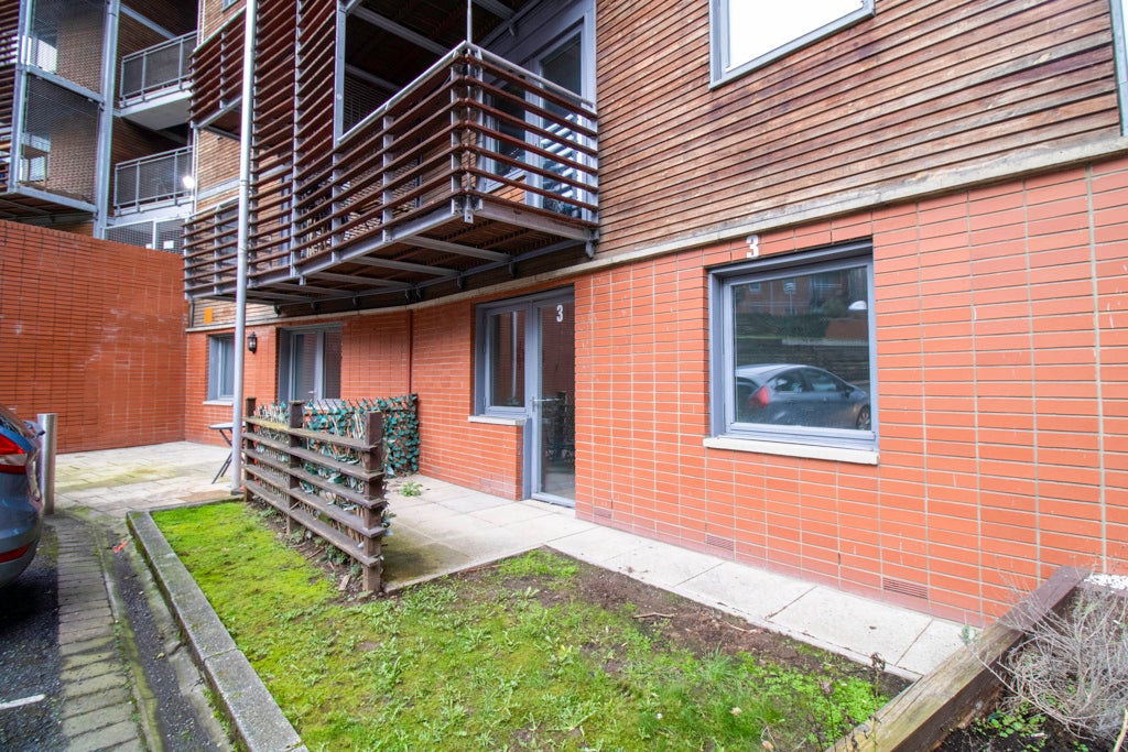 Flat Woodside Crescent in Glasgow