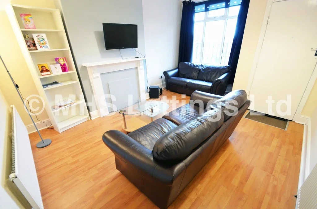 Room Back Hartley Grove in Leeds