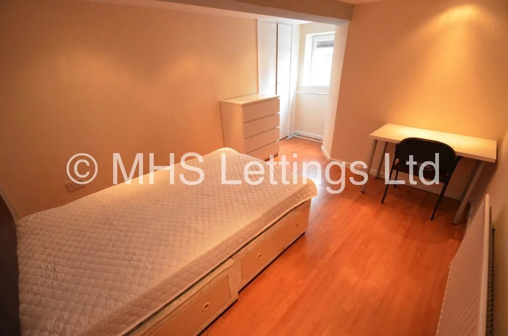 Room Back Hartley Grove in Leeds