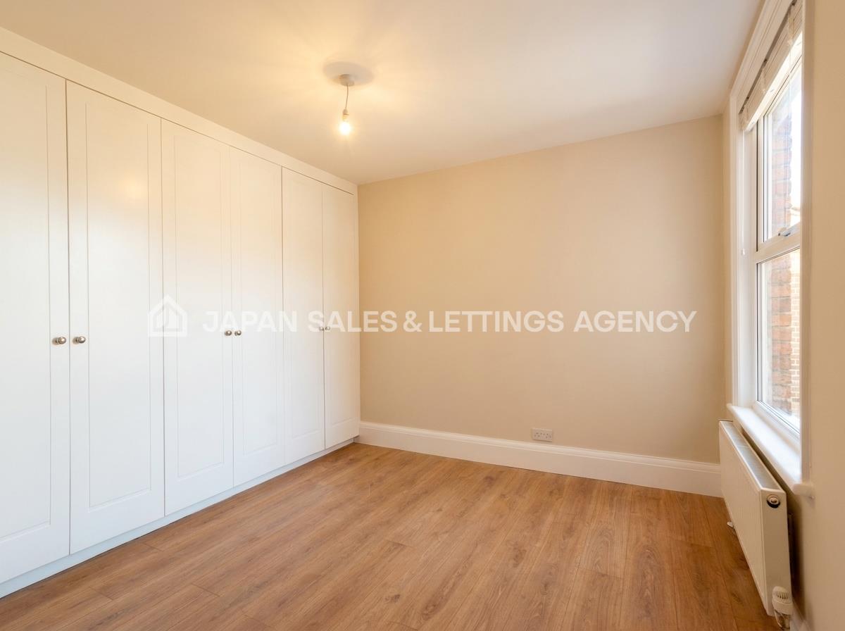 Flat Emanuel Avenue in Greater London