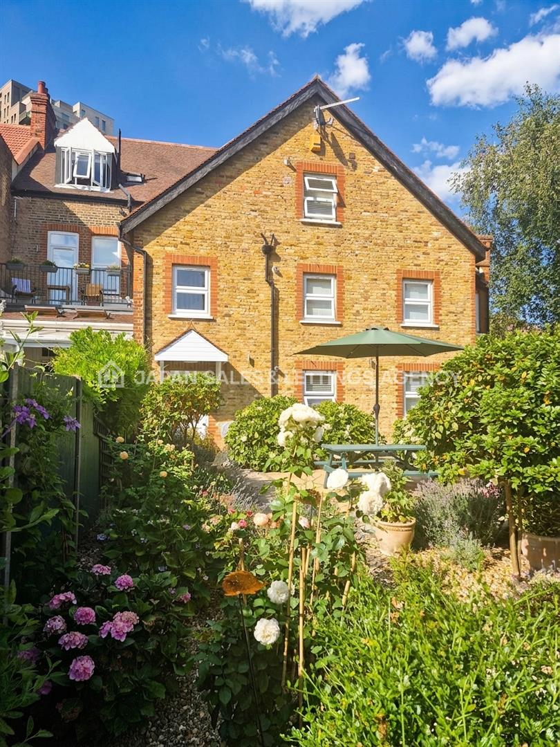Flat Emanuel Avenue in Greater London