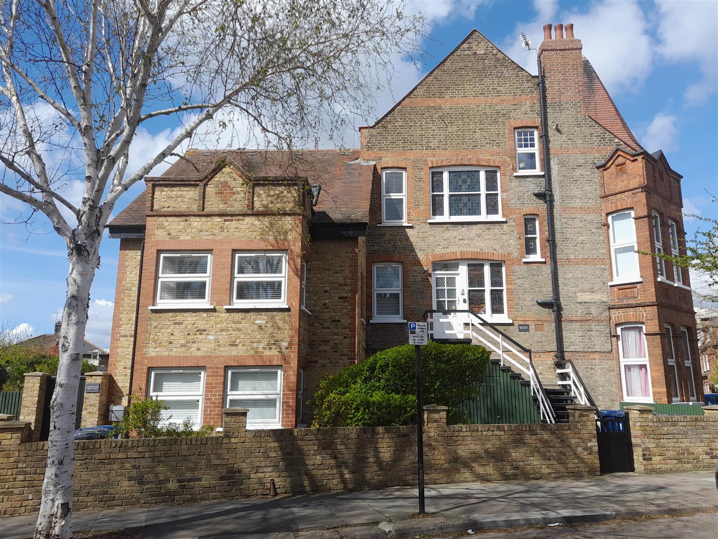 Flat Emanuel Avenue in Greater London