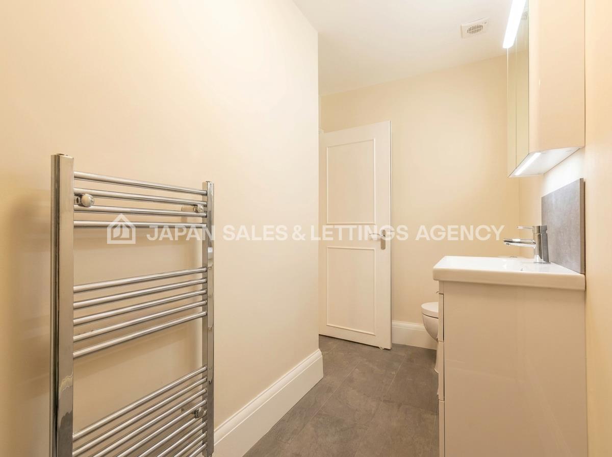 Flat Emanuel Avenue in Greater London