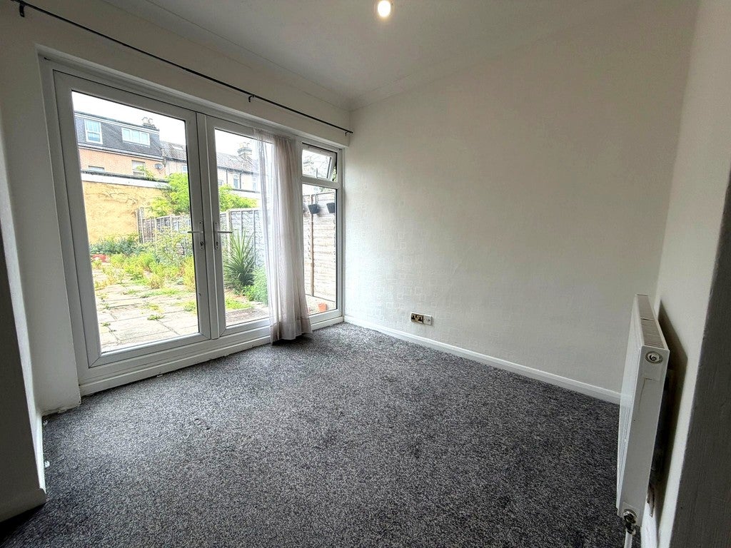 Flat Empress Avenue in Greater London