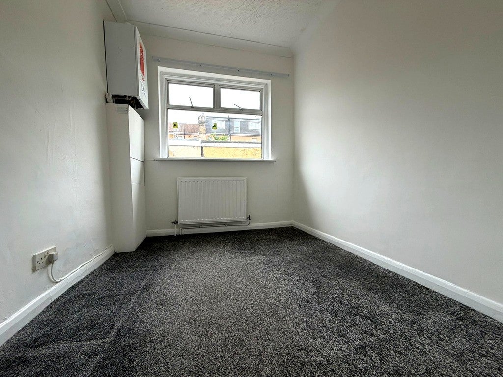 Flat Empress Avenue in Greater London
