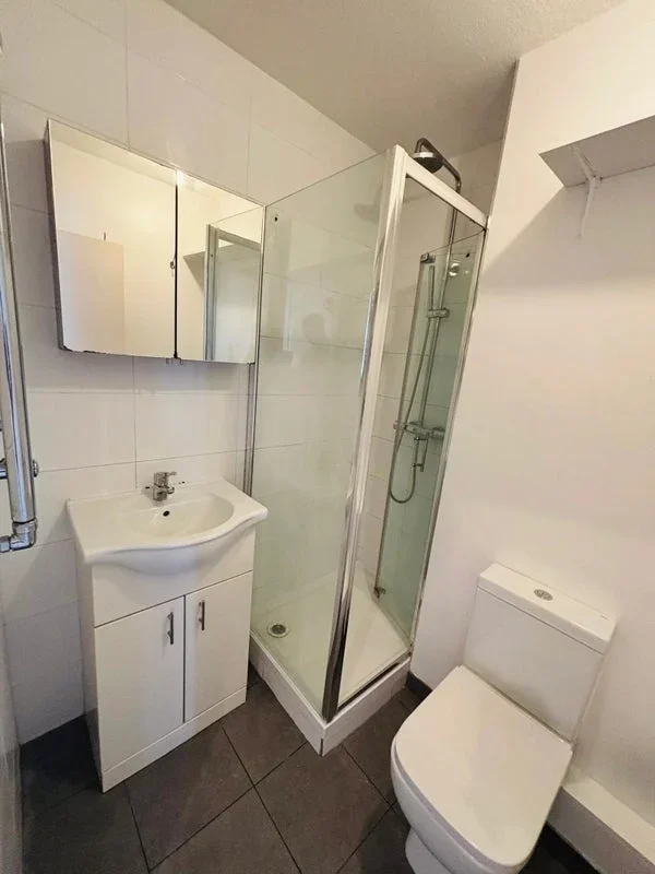 Room Thomas Baines Road in Greater London