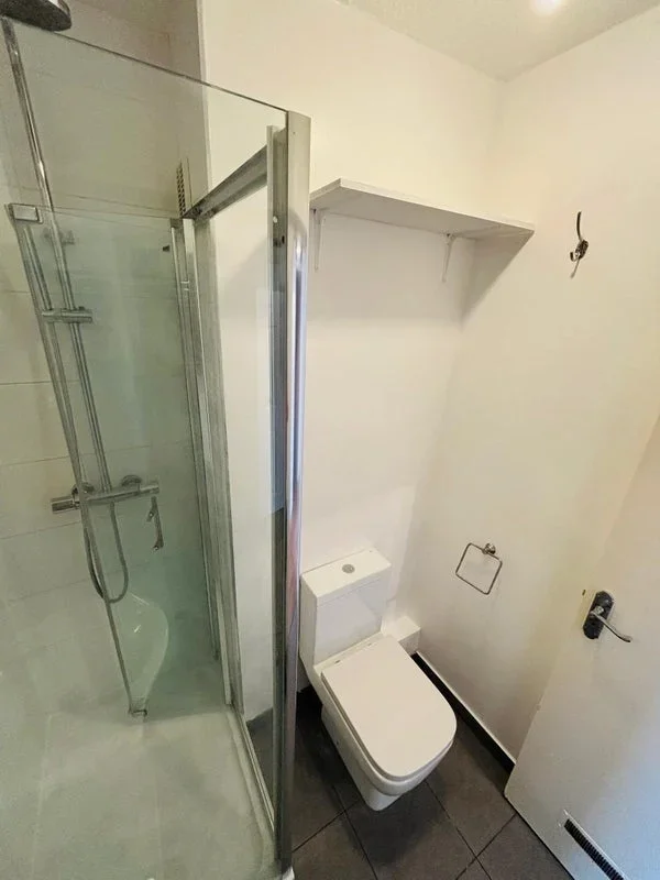 Room Thomas Baines Road in Greater London