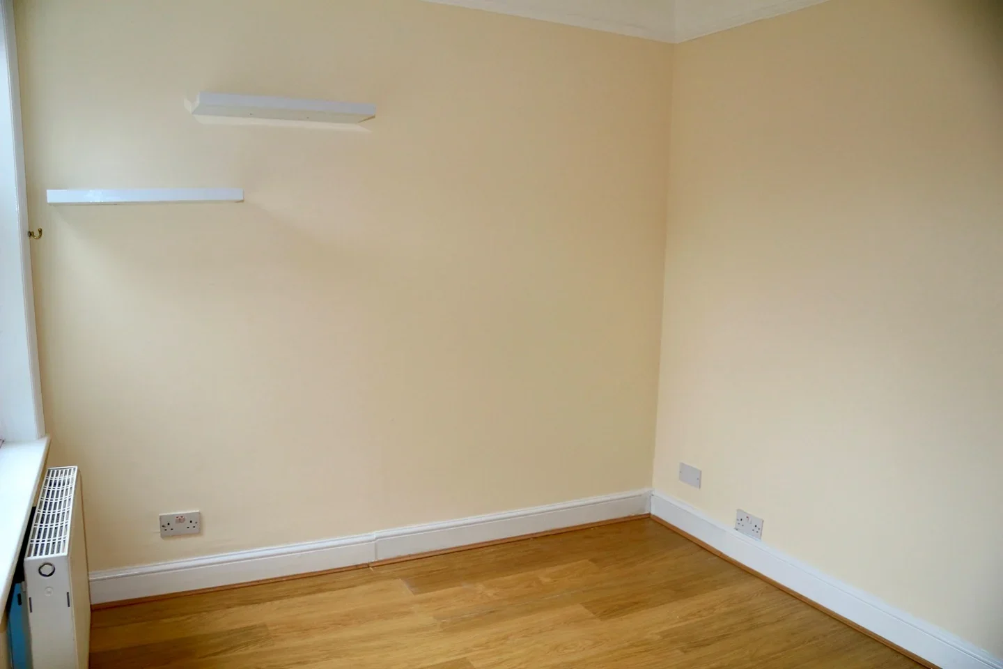 Flat Broughton Road in Greater London