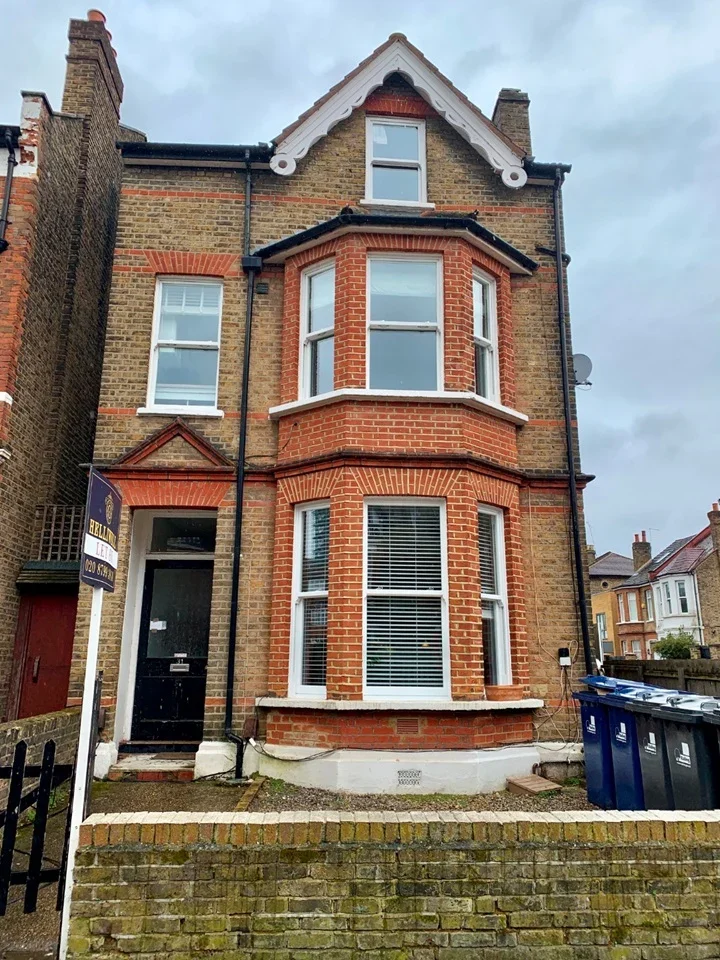 Flat Broughton Road in Greater London