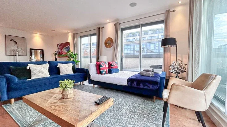 Flat Cruikshank Street in Greater London