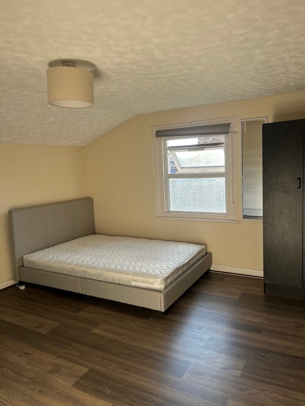 Room Bucharest Road in Greater London