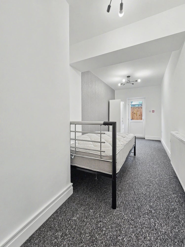 Room Whippendell Road in Watford