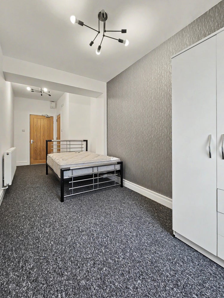 Room Whippendell Road in Watford