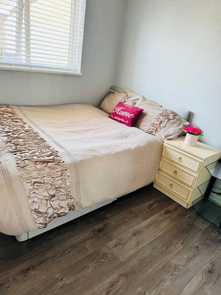 Room Panadown in Basildon