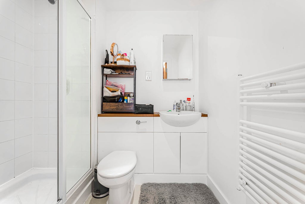 Flat Meath Crescent in Greater London