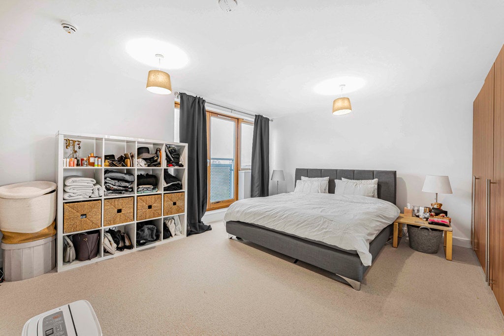 Flat Meath Crescent in Greater London