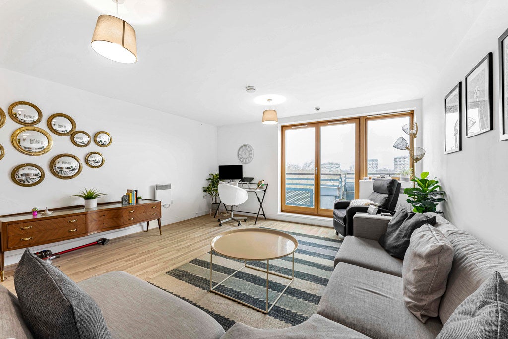 Flat Meath Crescent in Greater London