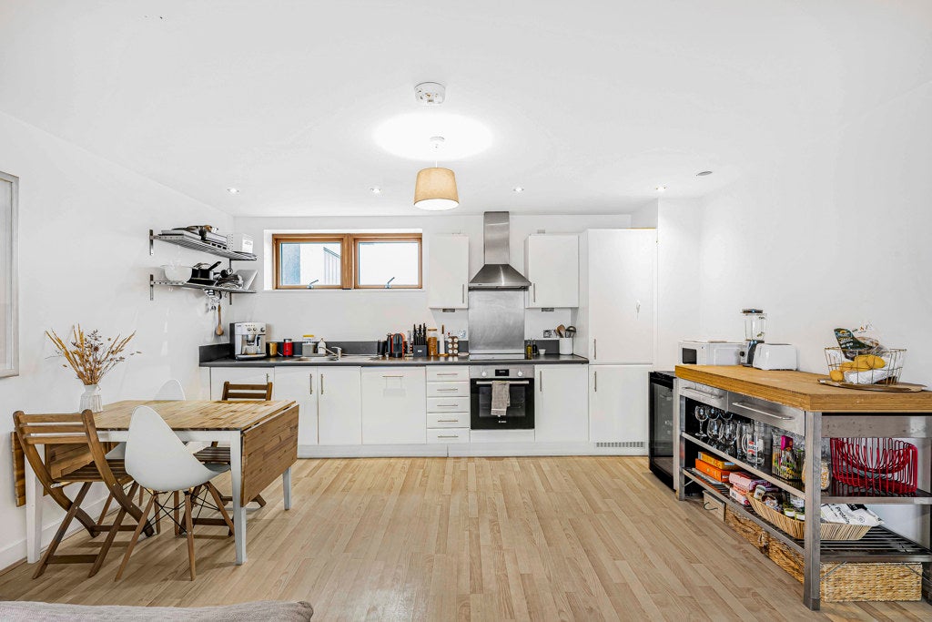 Flat Meath Crescent in Greater London