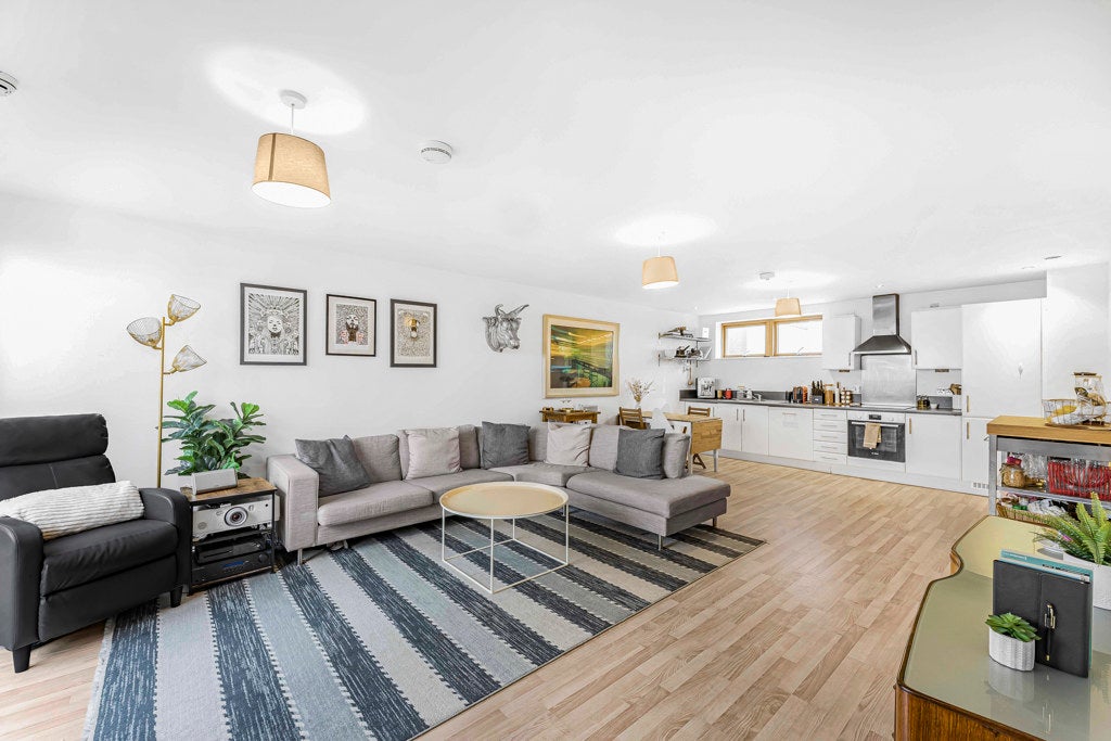 Flat Meath Crescent in Greater London