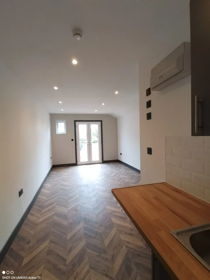 Flat Balham High Road in Greater London