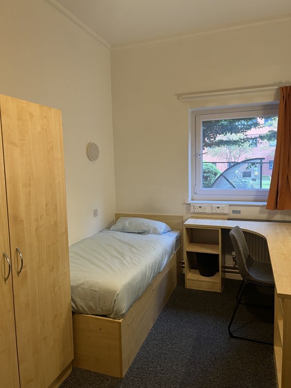 Room Heneage Street West in Birmingham