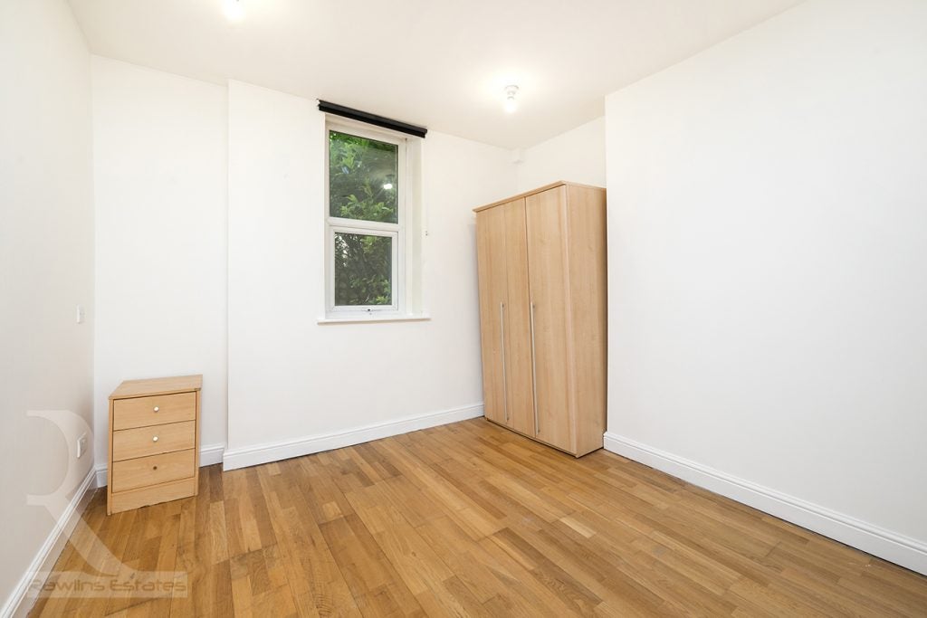 Flat Fleet Road in Greater London