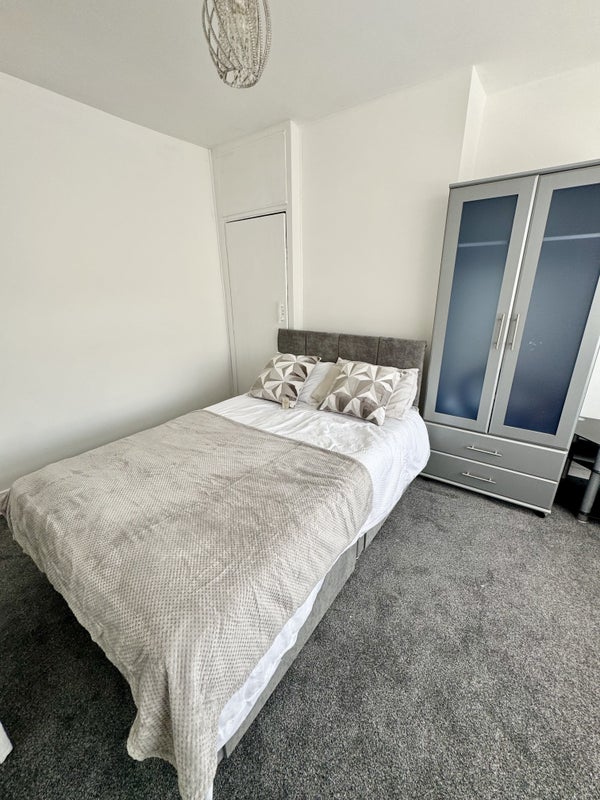 Room Lawrence Avenue in Greater London