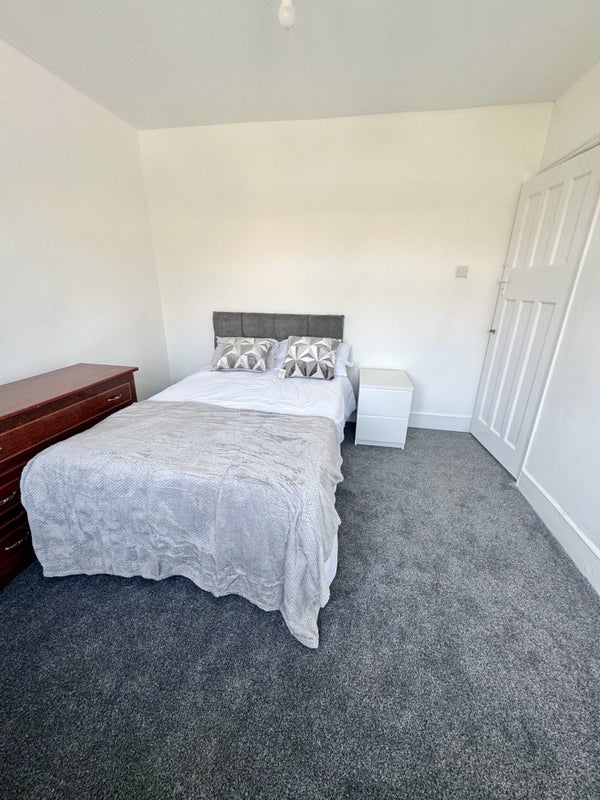 Room Lawrence Avenue in Greater London