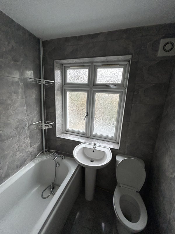 Room Lawrence Avenue in Greater London