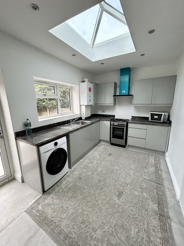 Room Lawrence Avenue in Greater London